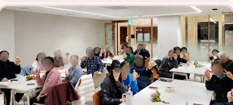 가족과 이웃이 향수를 완성한 모습