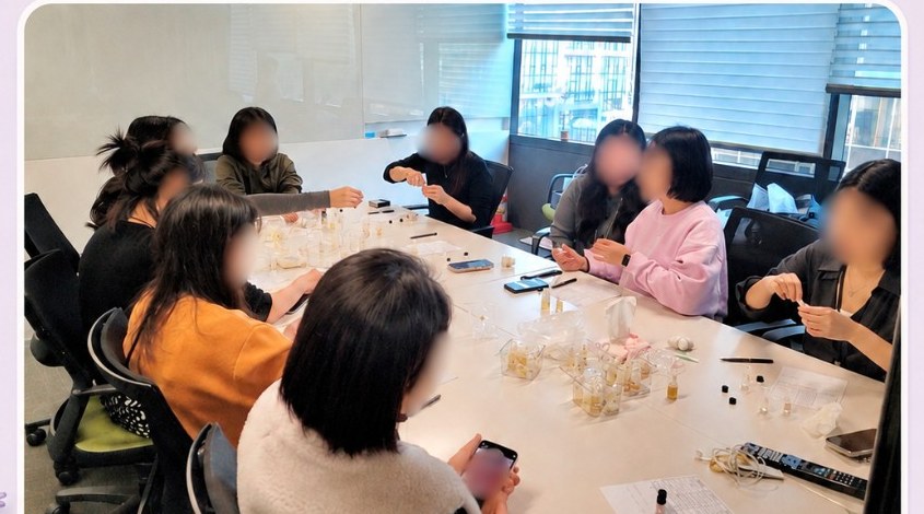 테이블에서 핸드크림을 만드는 참가자